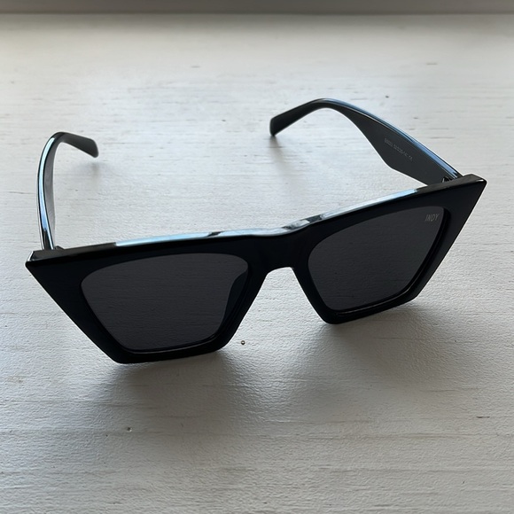 INDY NWOT Black Bedford Cat Eye Sunglasses Cloth Case - Picture 5 of 9